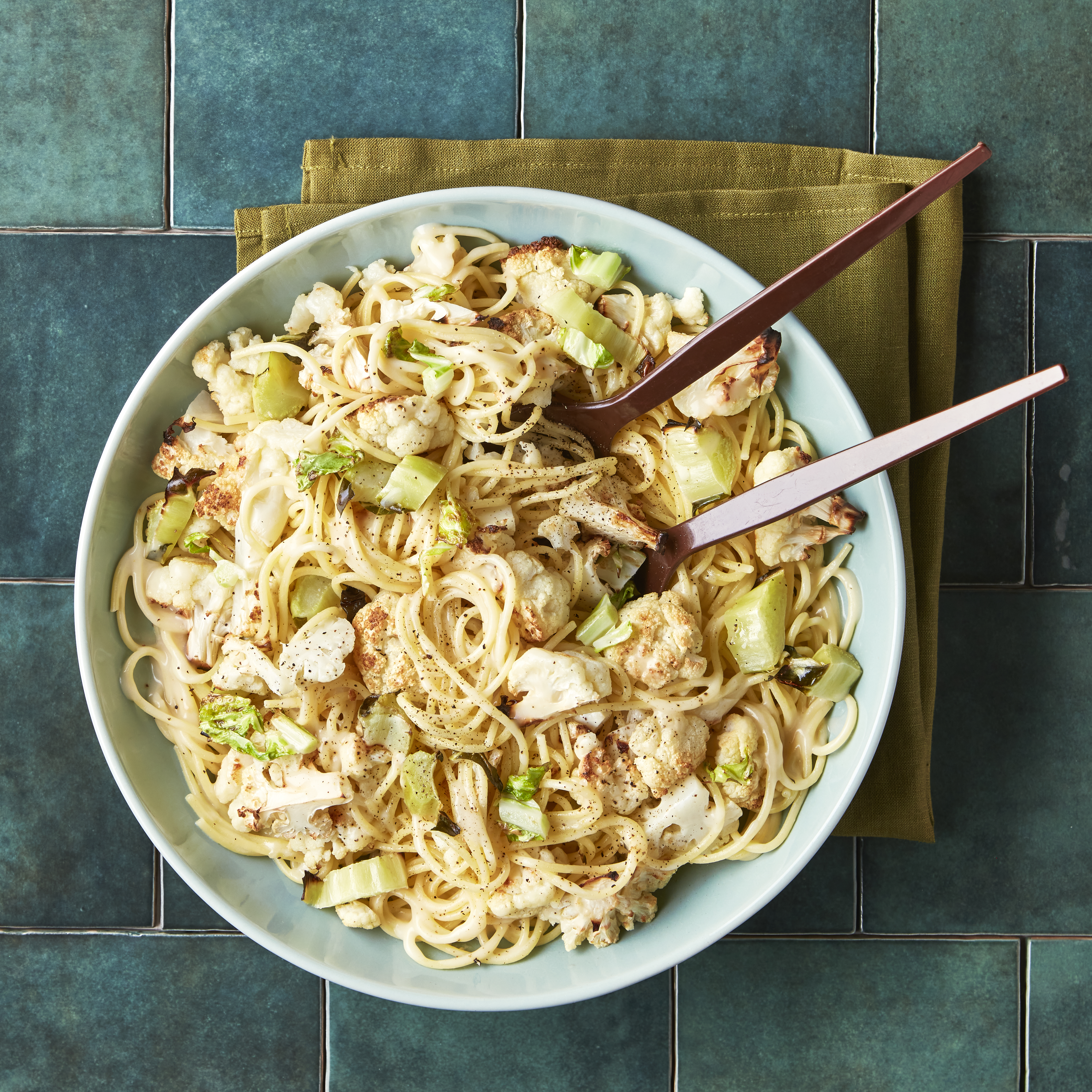 Romige pasta met peper en geroosterde bloemkool