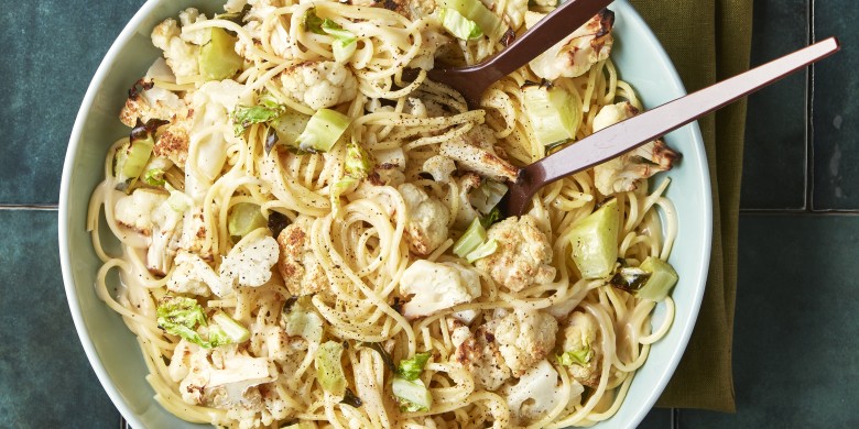 Romige pasta met peper en geroosterde bloemkool 