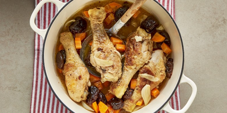 Stoofpot van kip, wortel en pruimen 