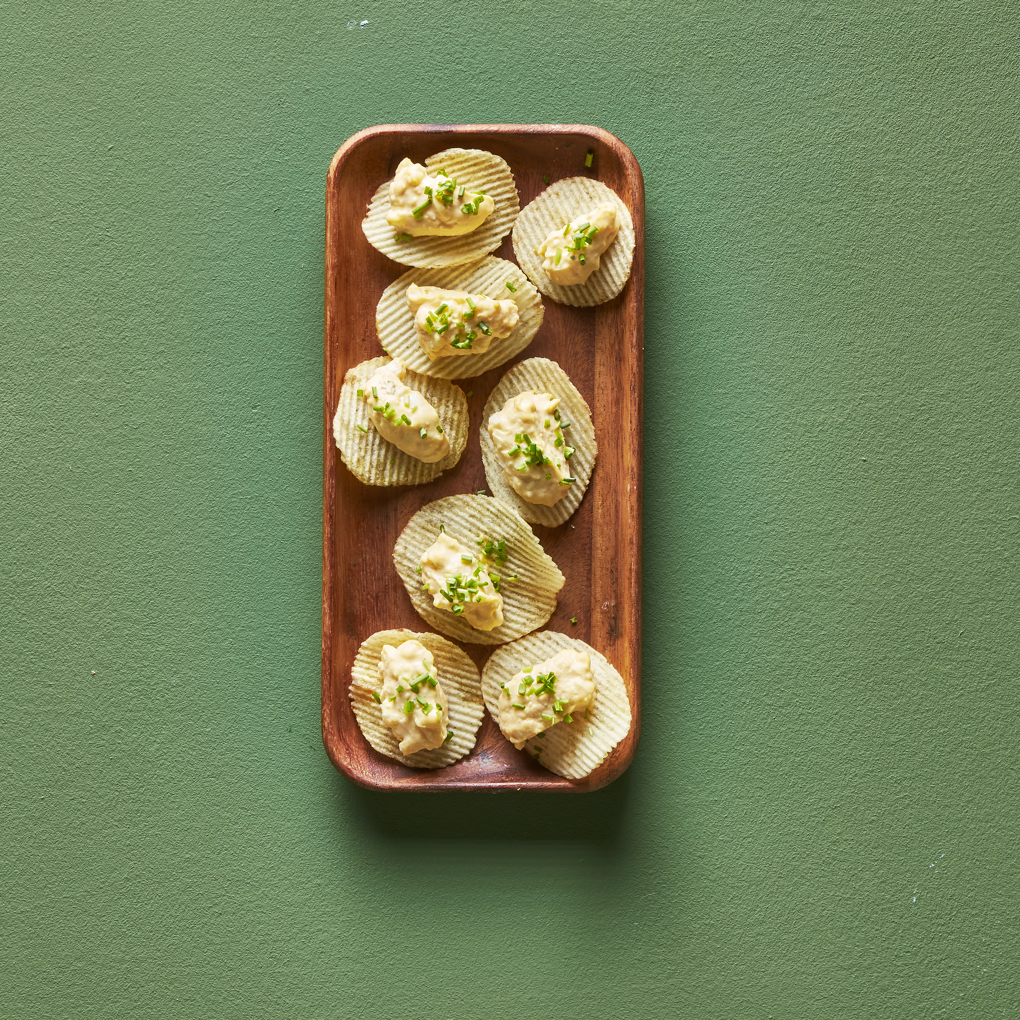 Chips met eiersalade en bieslook