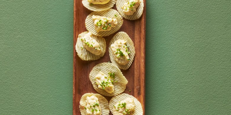 Chips met eiersalade en bieslook 