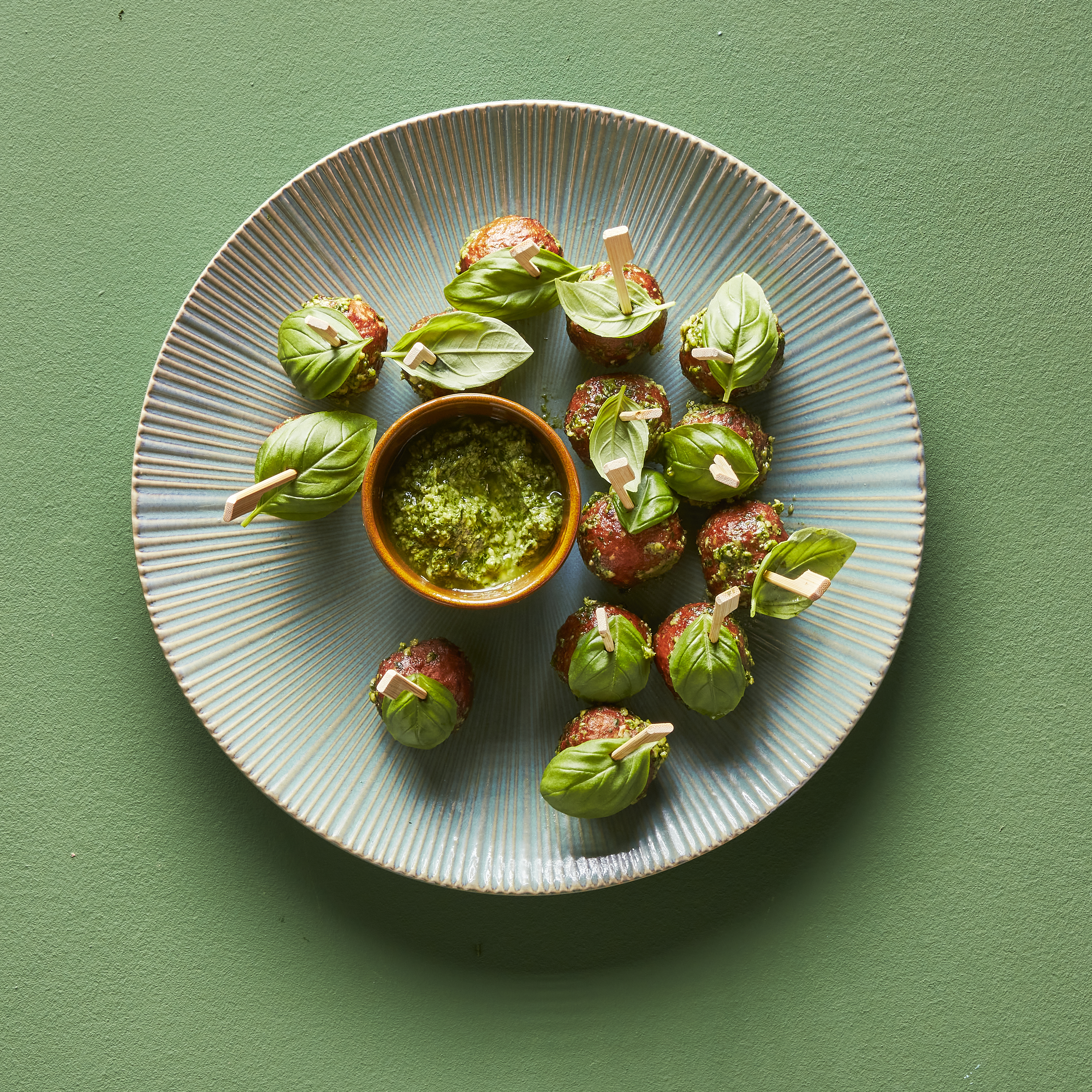 Balletjes uit de airfryer met pestosaus