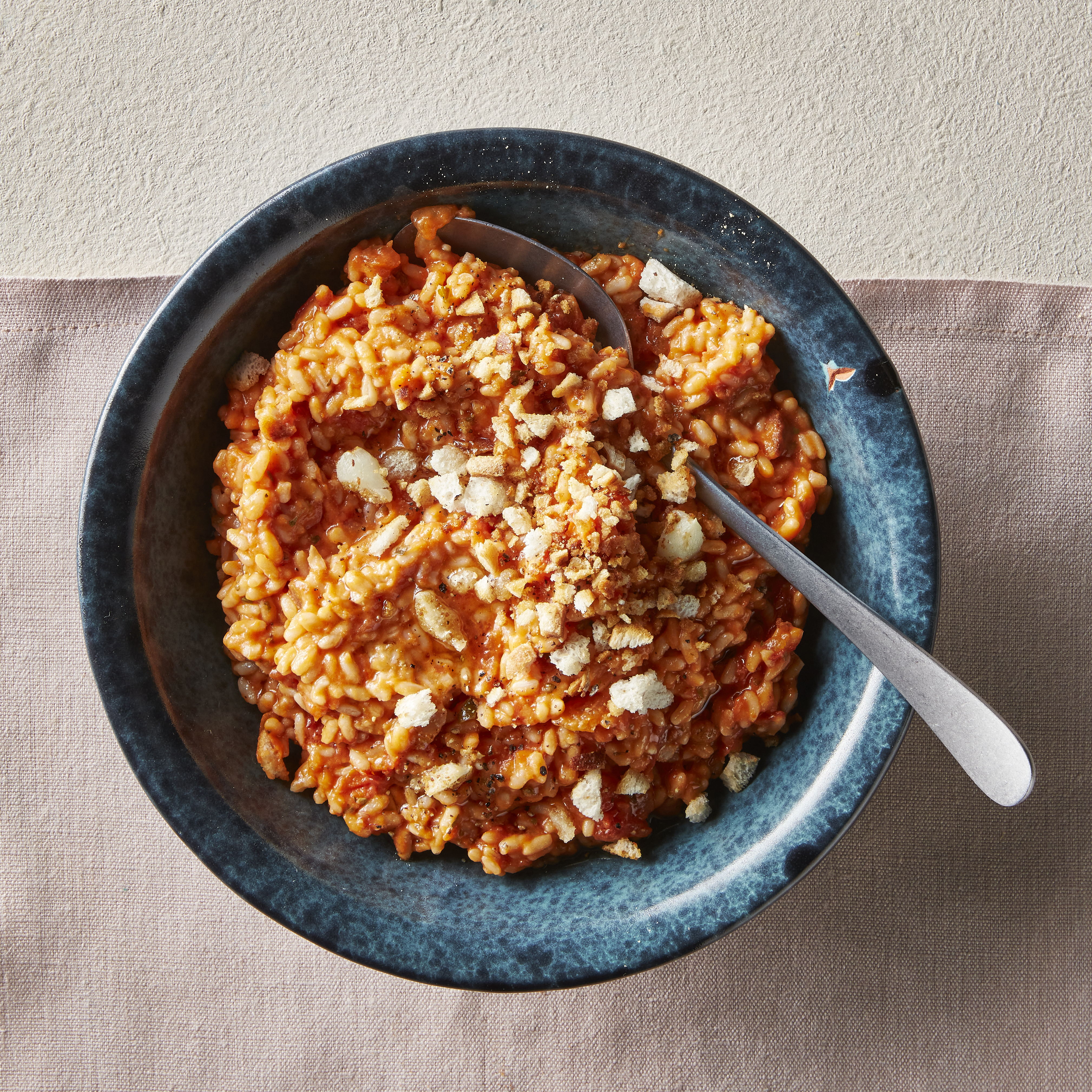 Tomatenrisotto met knoflookkruim