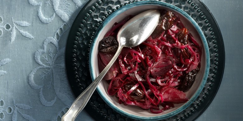 Rodekool met granaatappelsap en pruimen