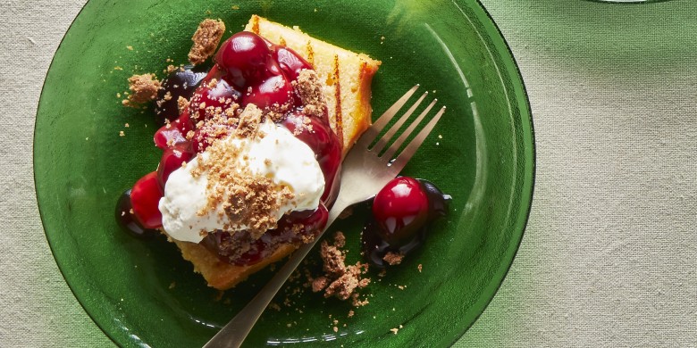 Gegrilde boerencake met kersen en speculaaskruimels