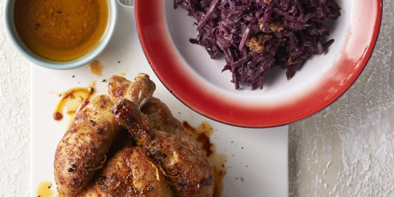 Rodekool met koekkruiden, chocolade en gebraden honingkip