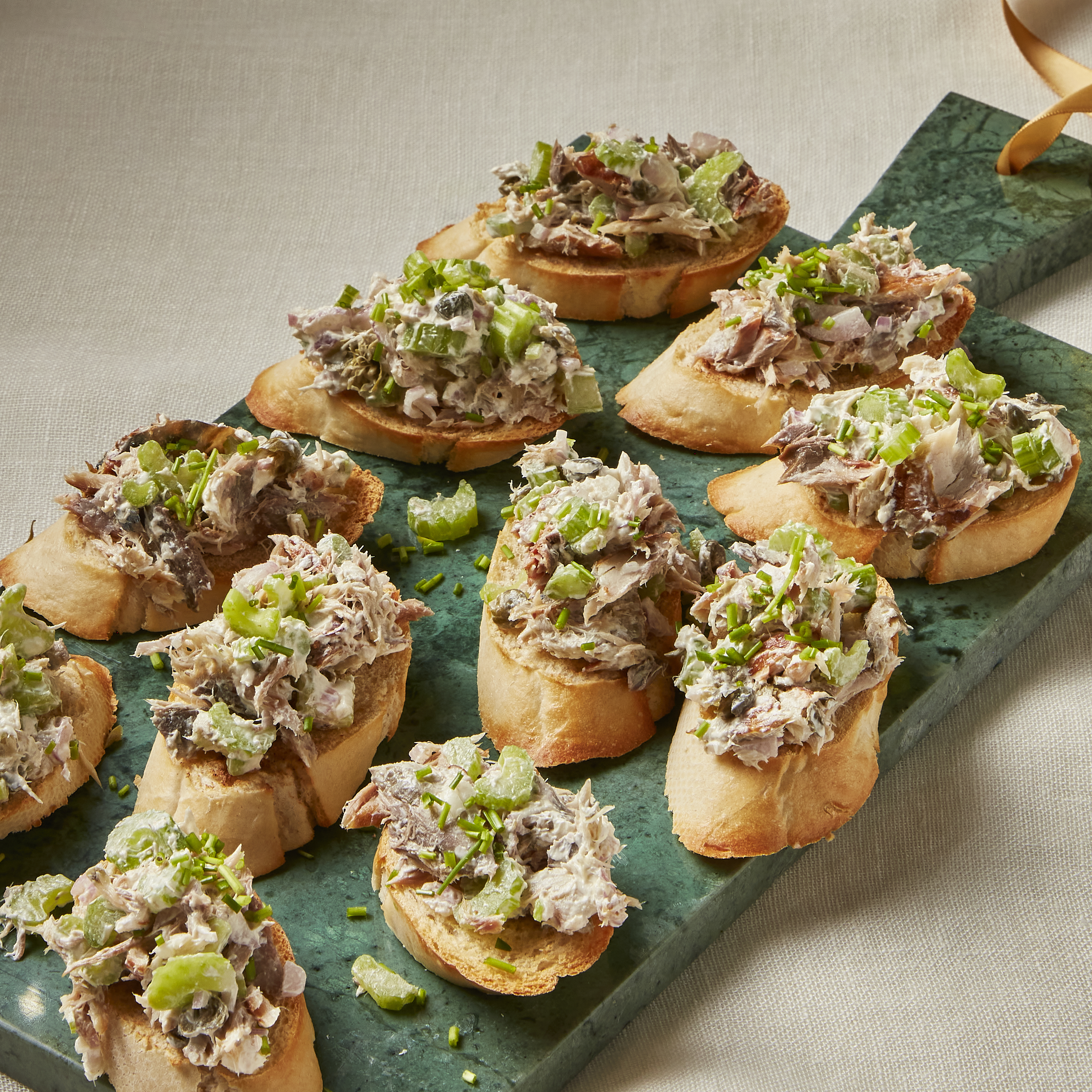 Toast met bleekselderij-makreelsalade