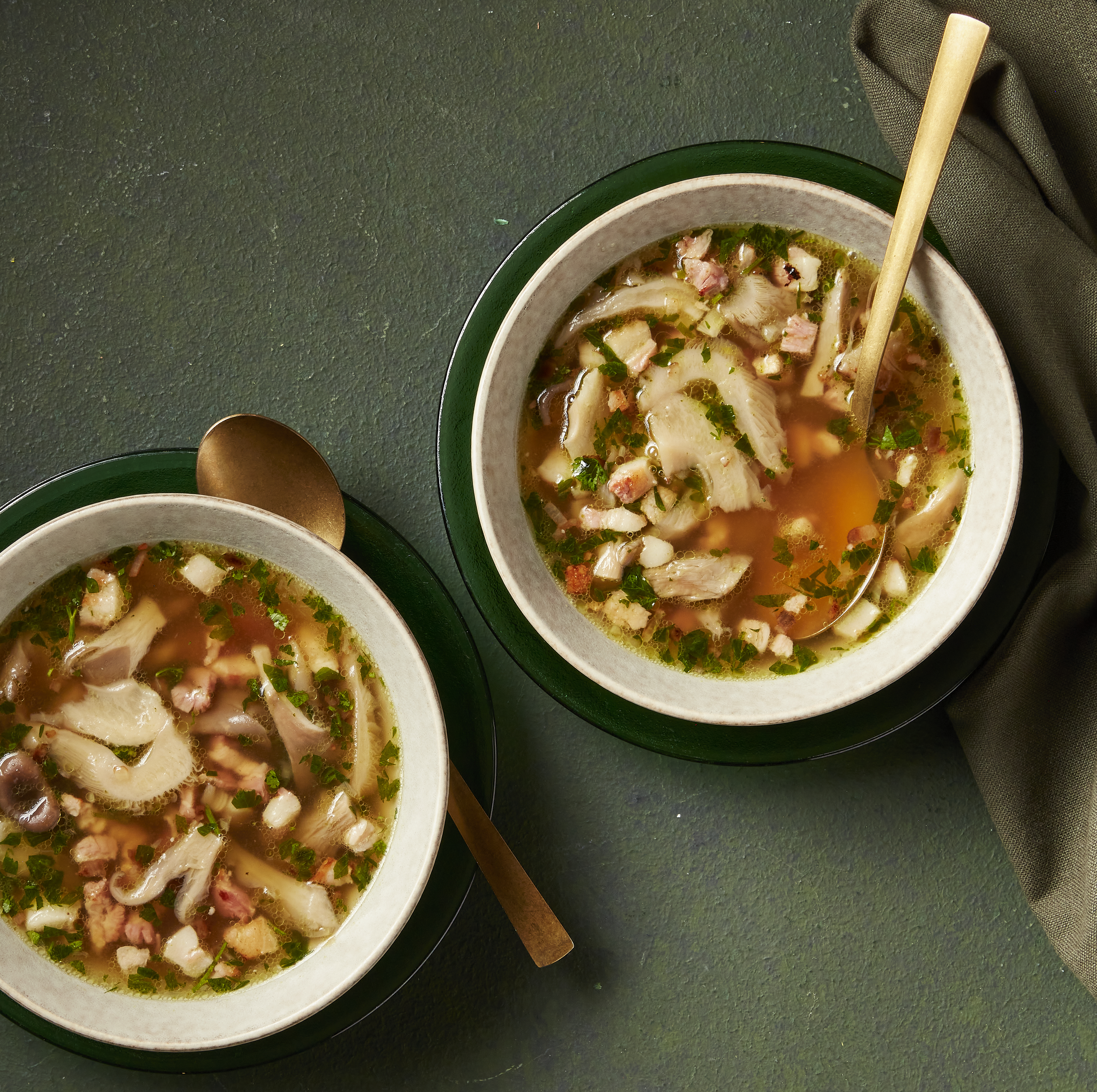 Bouillon met oesterzwammen en spekjes