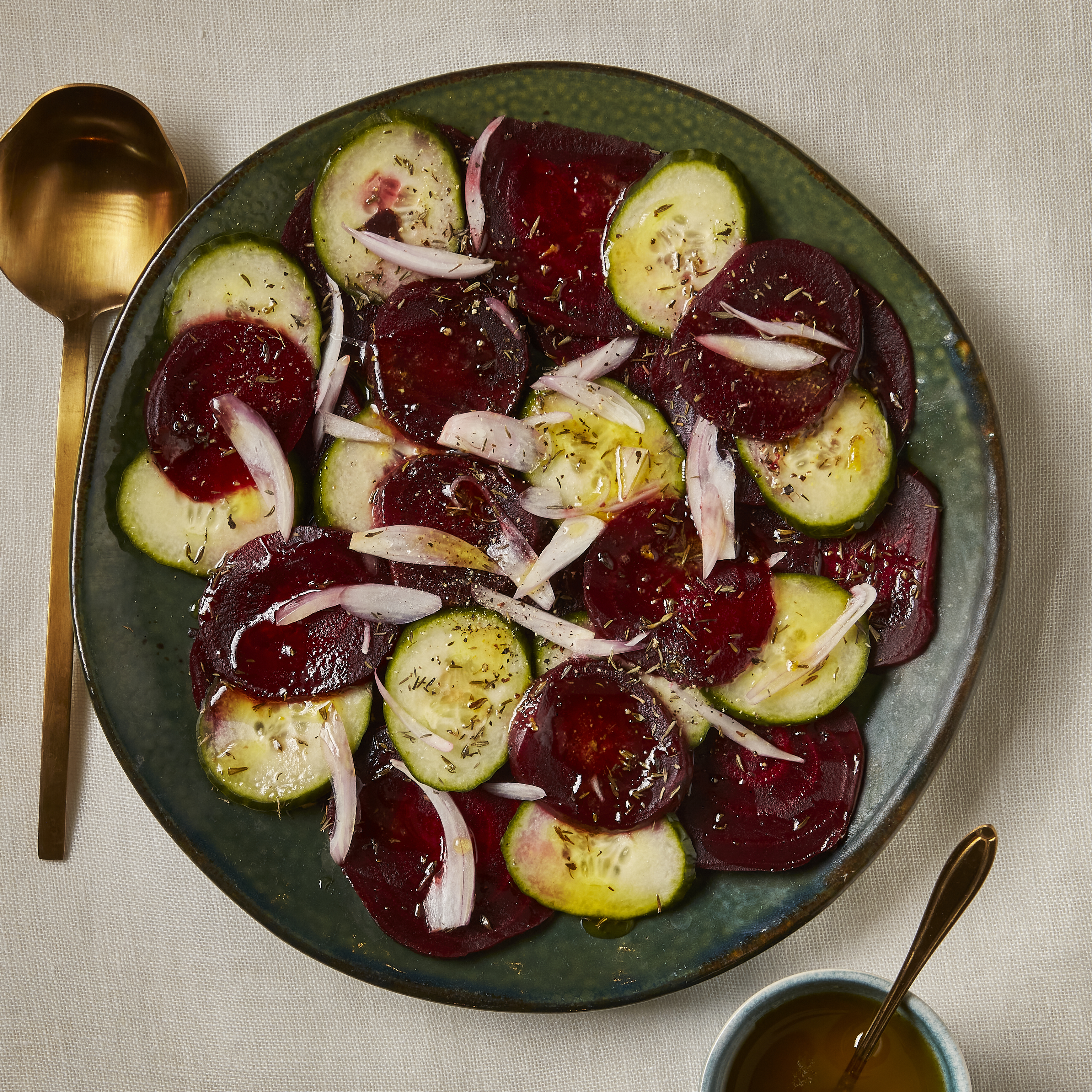 Bietensalade met sjalot, komkommer en sinaasappeldressing