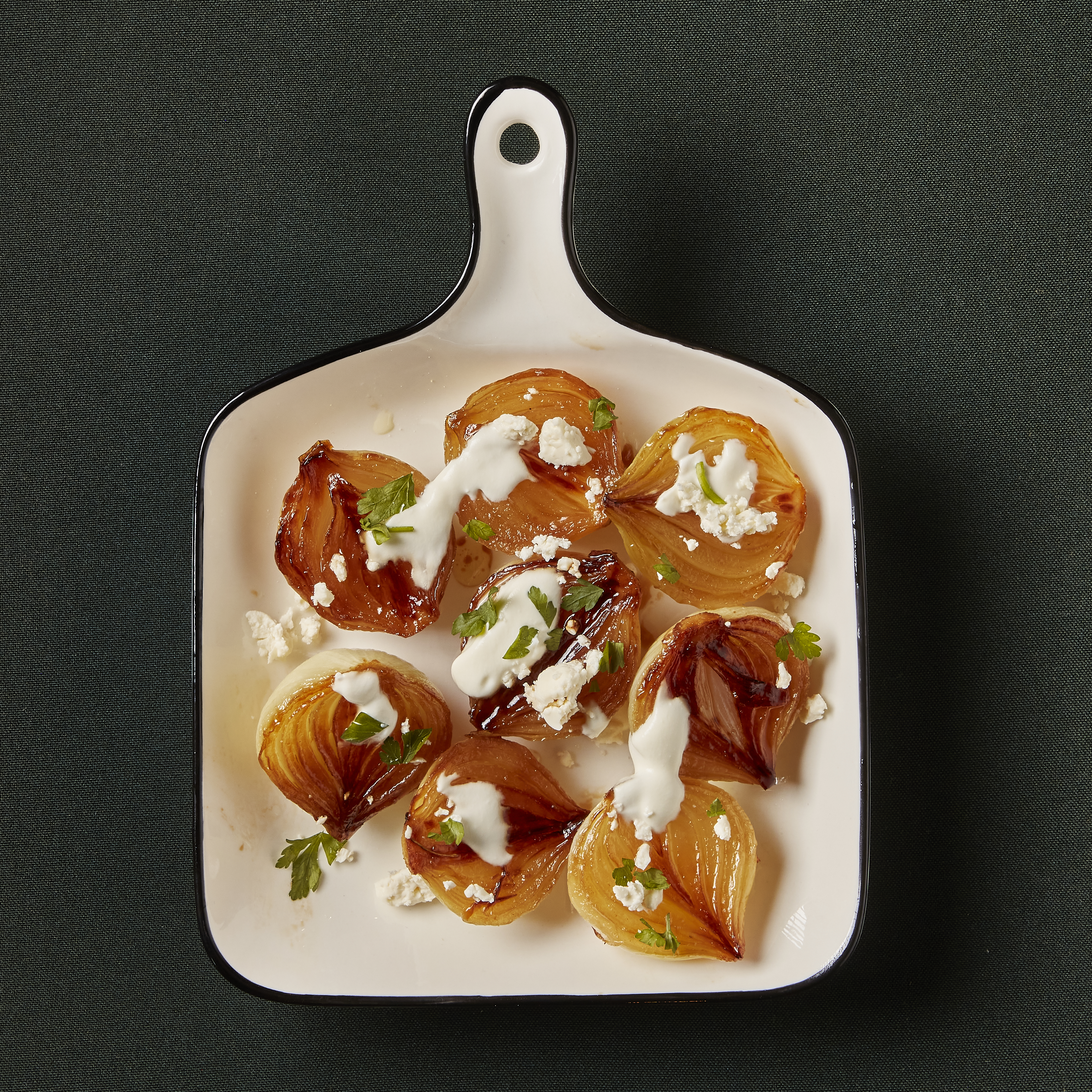 Gekaramelliseerde uien met yoghurt en feta