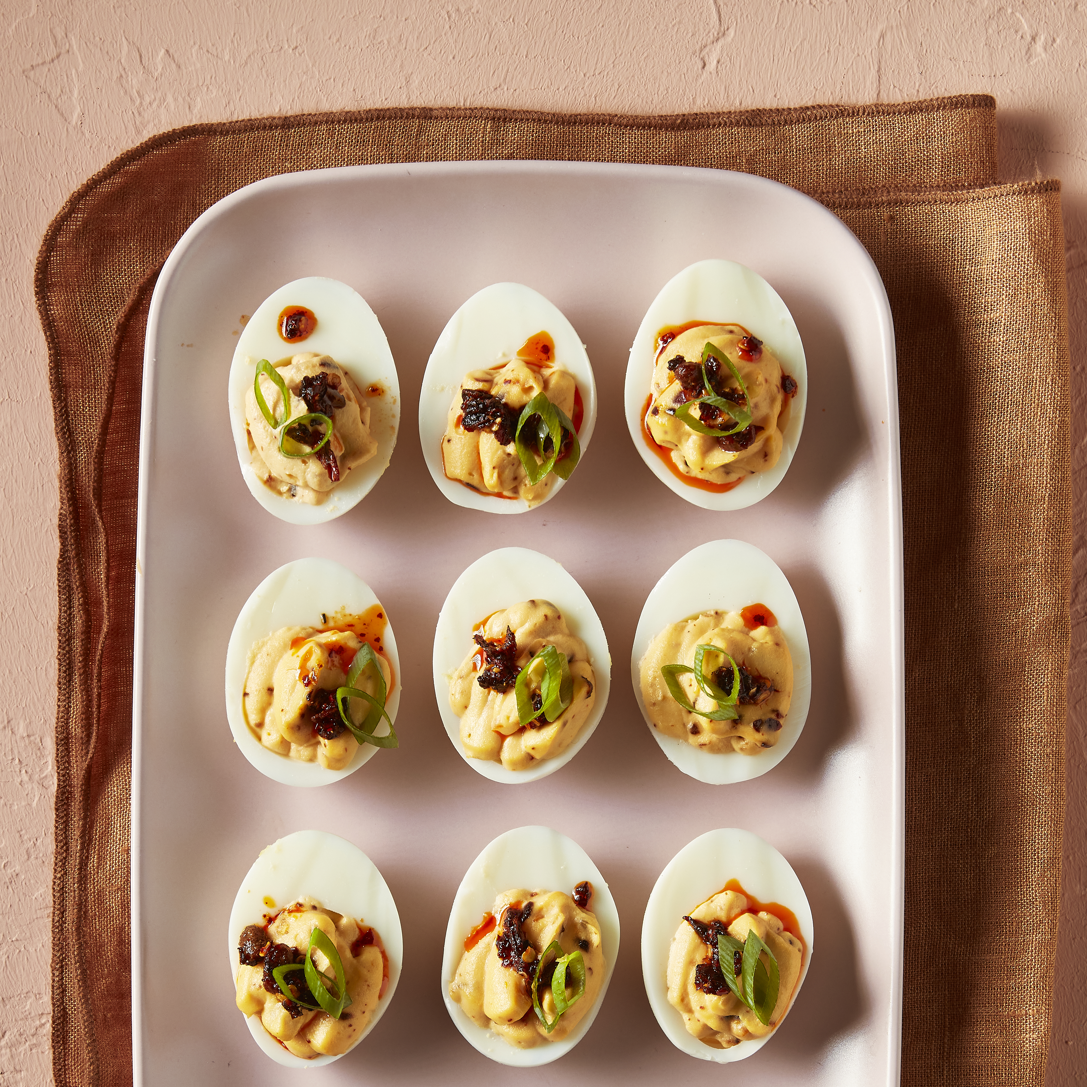 Pittige gevulde eieren met crispy chili-olie
