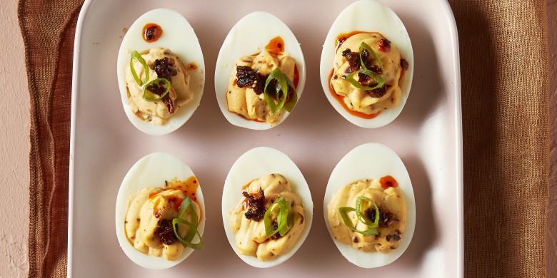 Pittige gevulde eieren met crispy chili-olie