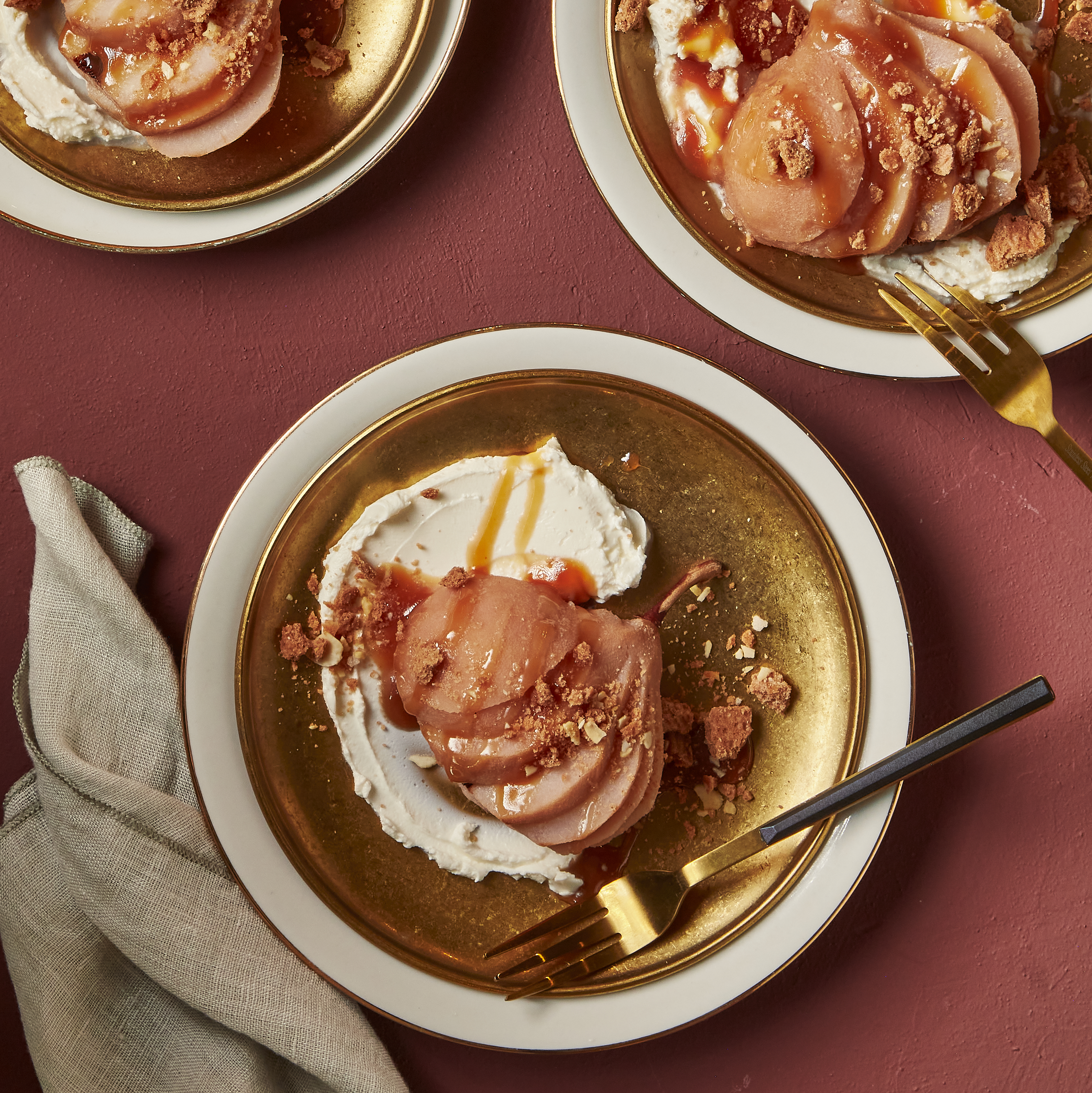 Chai-stoofperen met karamel, mascarpone en koekkruim