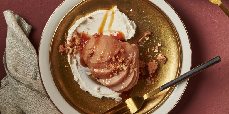 Chai-stoofperen met karamel, mascarpone en koekkruim