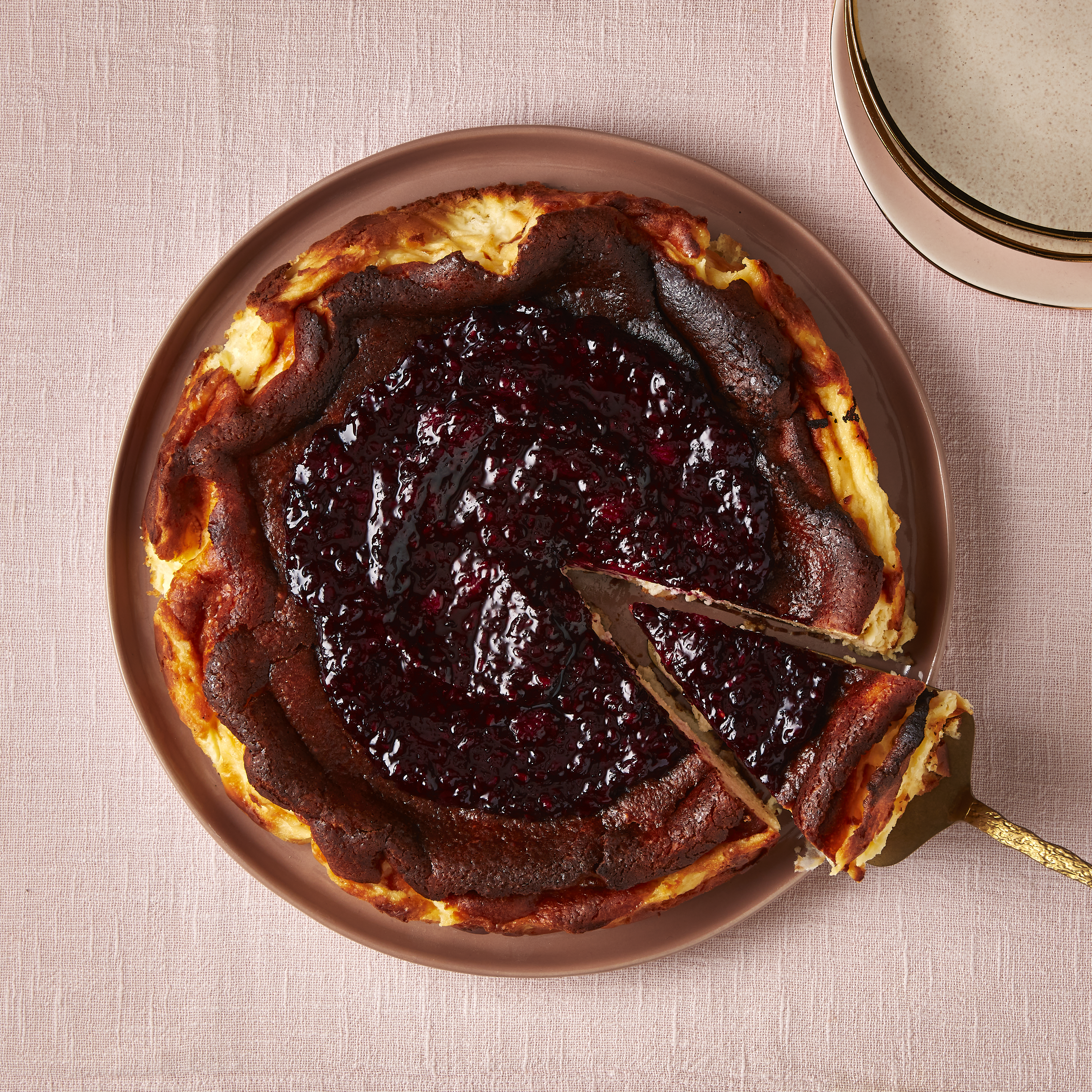 Gebakken cheesecake met bramencoulis