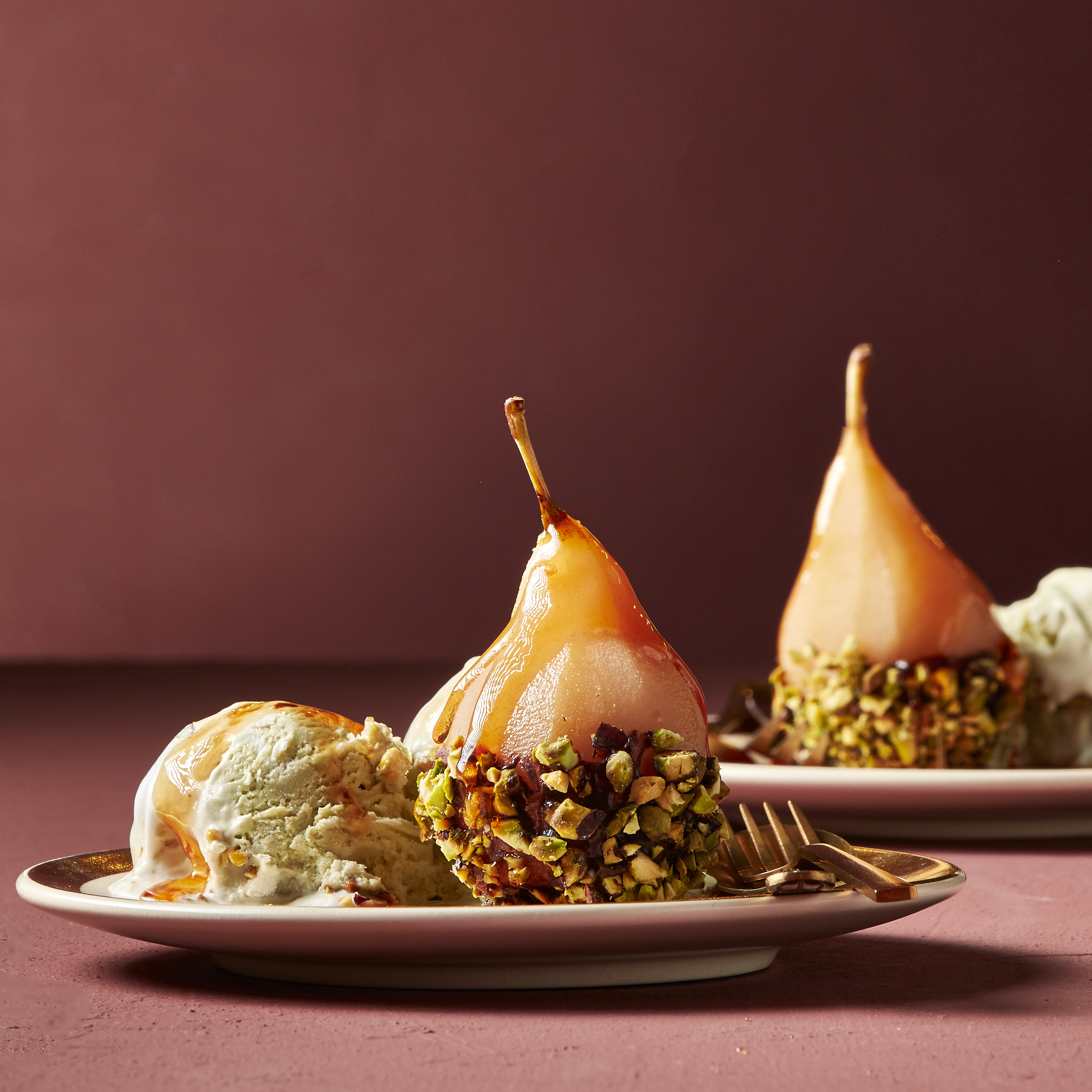 Chocoladestoofperen met pistache-ijs