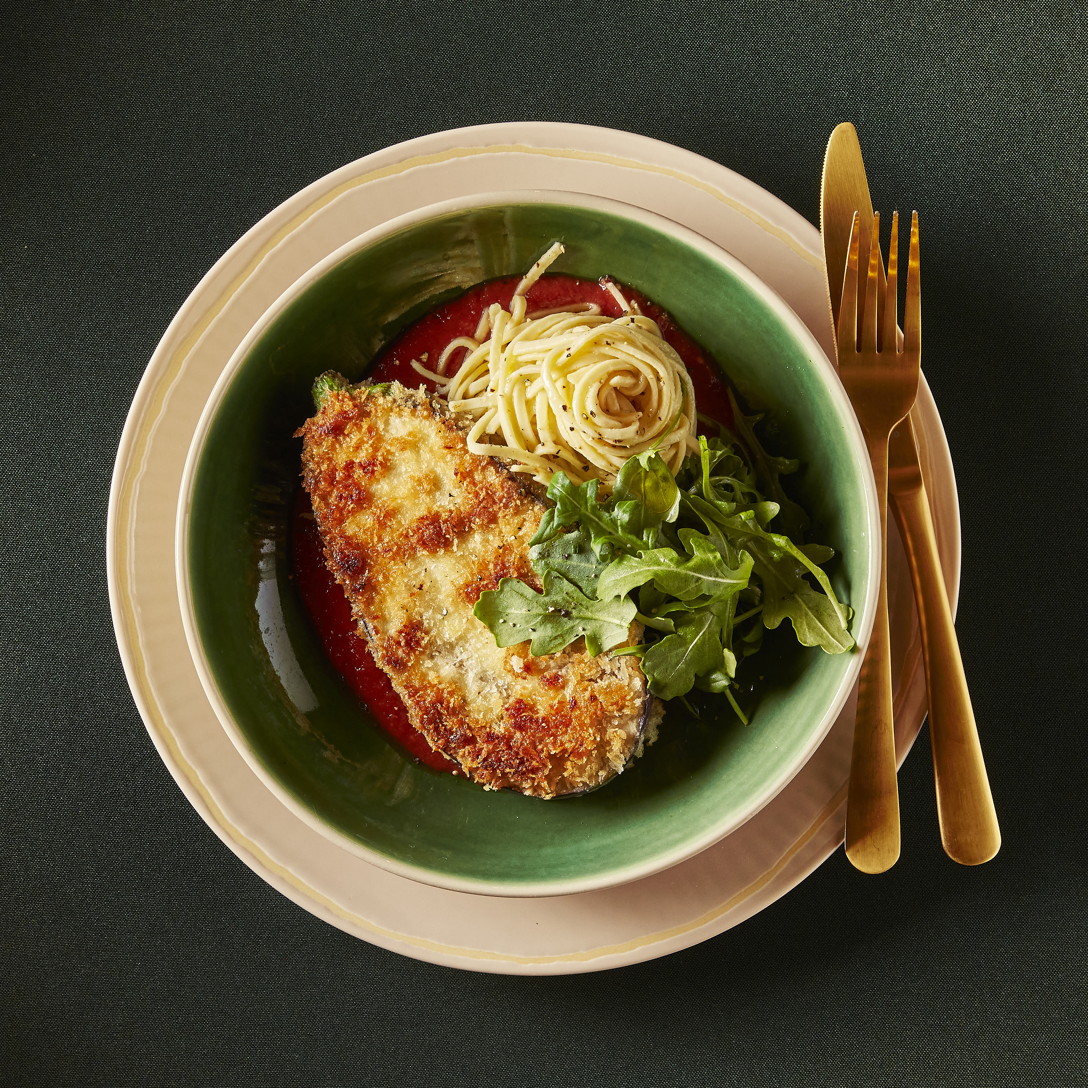 Aubergineschnitzels met tomatensaus en spaghetti