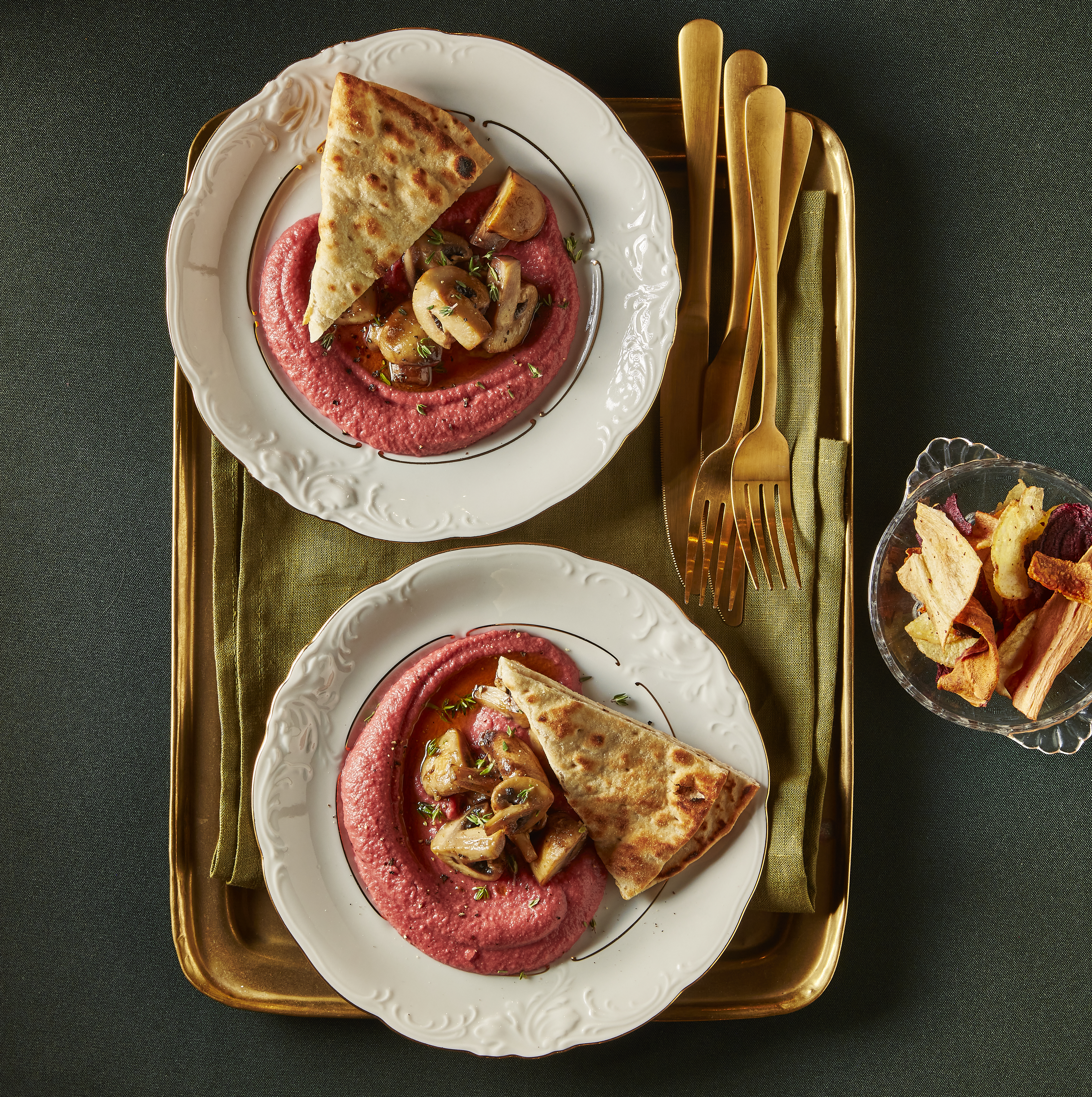 Bietenhummus met champignons en flatbread