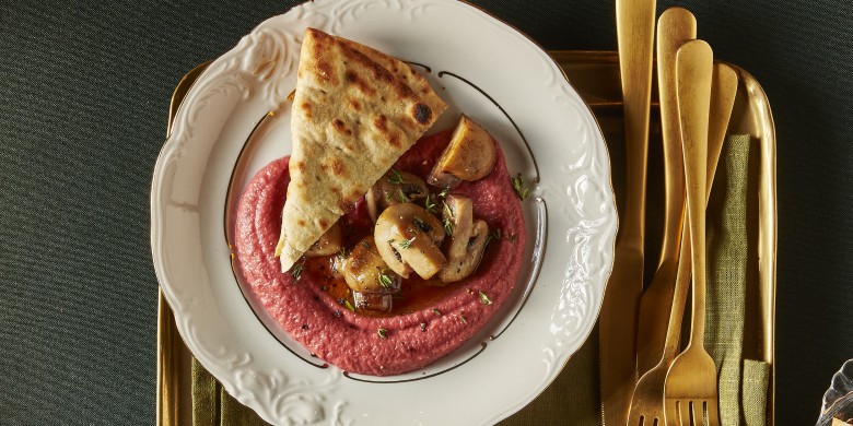 Bietenhummus met champignons en flatbread