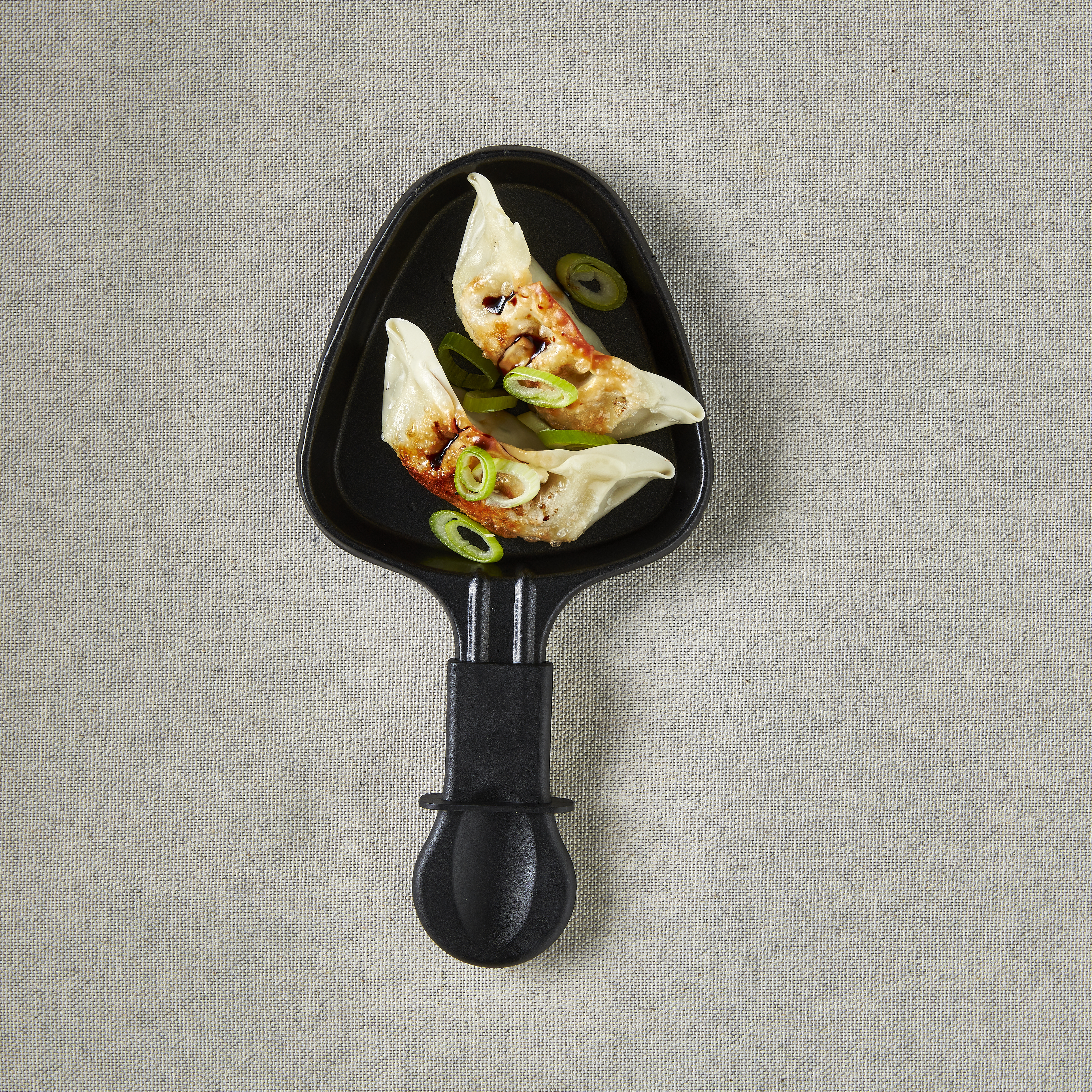 Gebakken gyoza met sojasaus en bosui