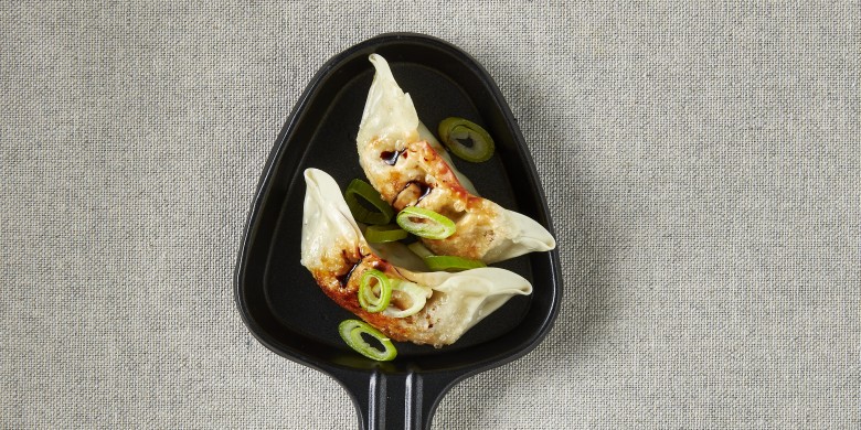 Gebakken gyoza met sojasaus en bosui