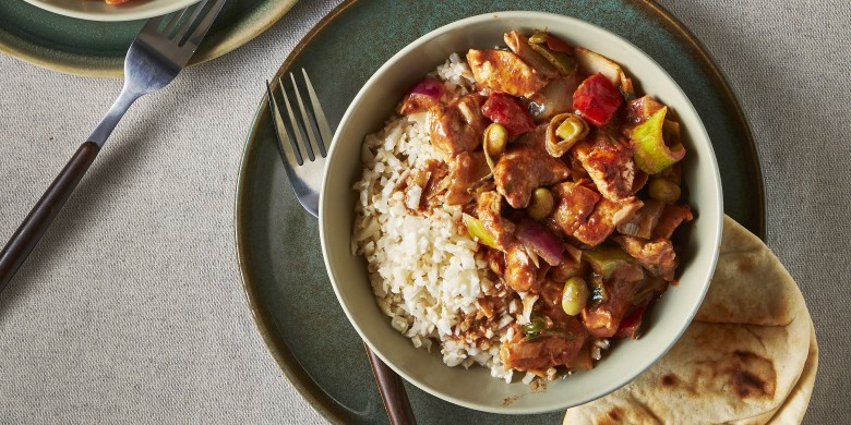 Kip tikka masala met bloemkoolrijst en flatbread