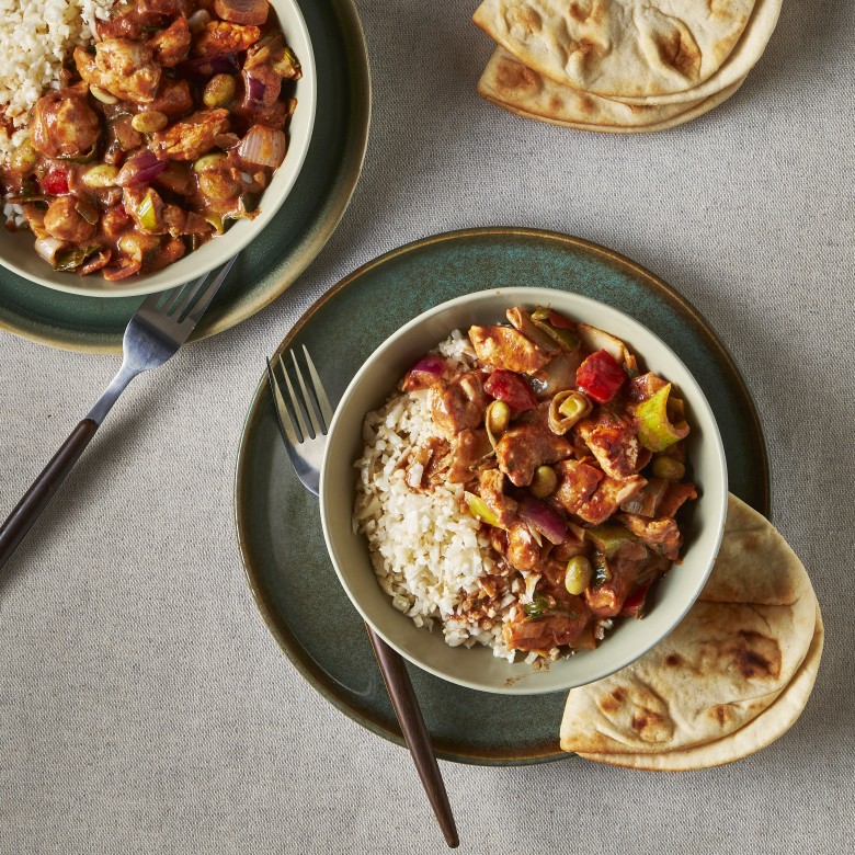 Kip tikka masala met bloemkoolrijst en flatbread