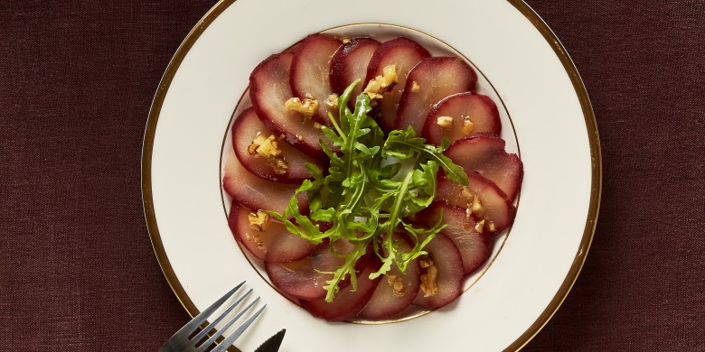 Carpaccio van stoofpeertjes met notendressing 