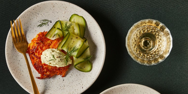 Zoete aardappelrösti met komkommer