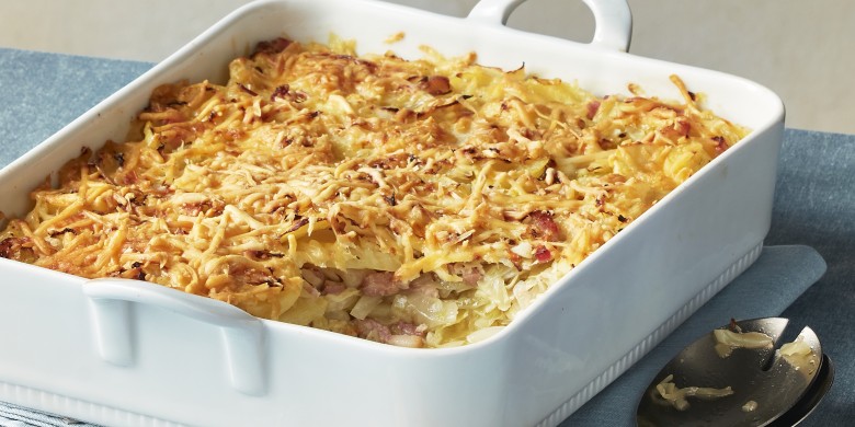 Aardappelschotel met spek en kool