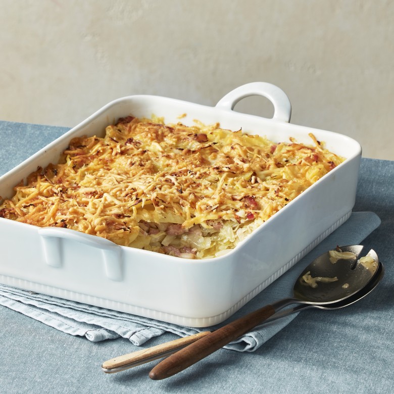 Aardappelschotel met spek en kool