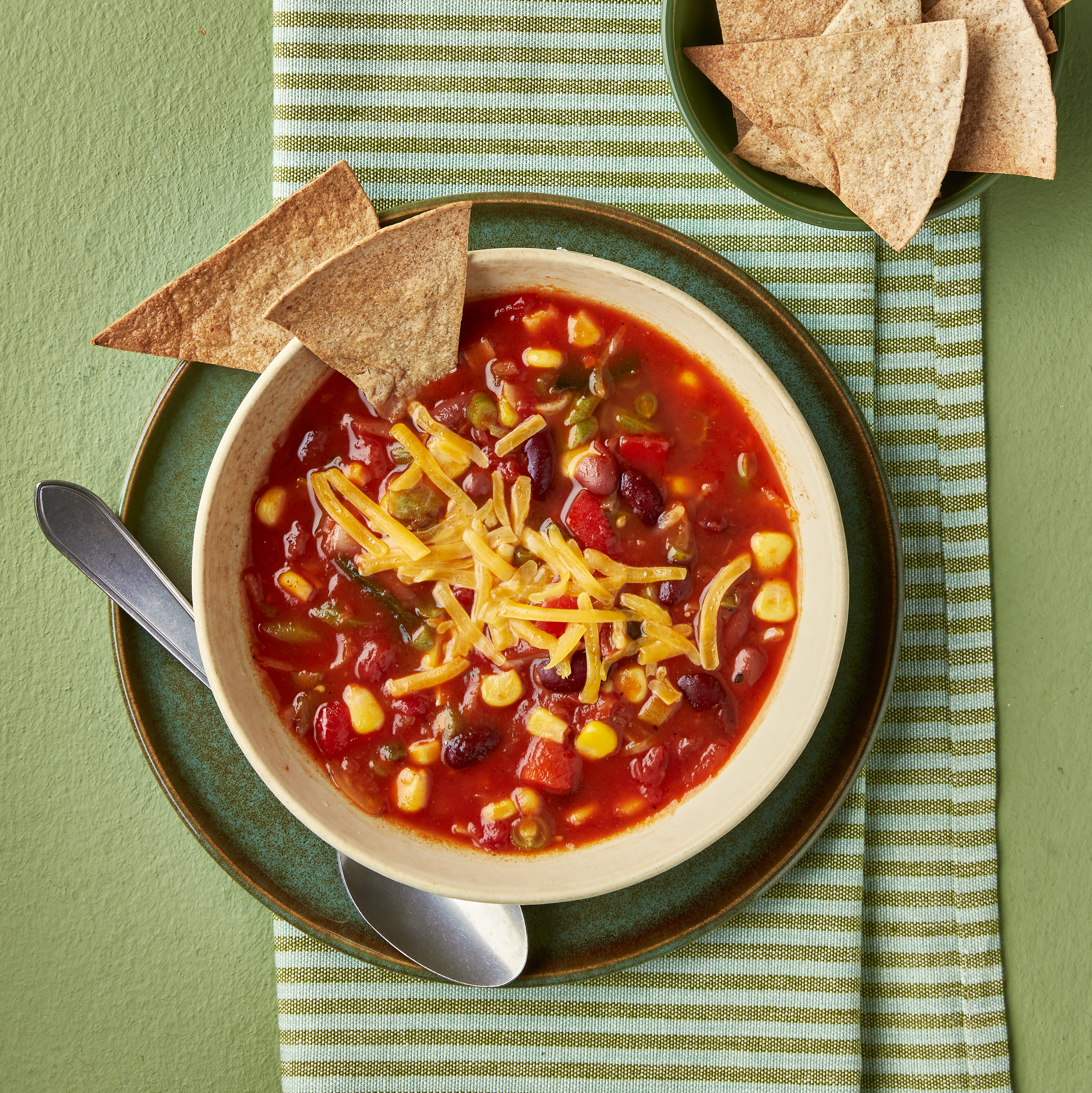 Mexicaanse bonensoep met volkorennacho's