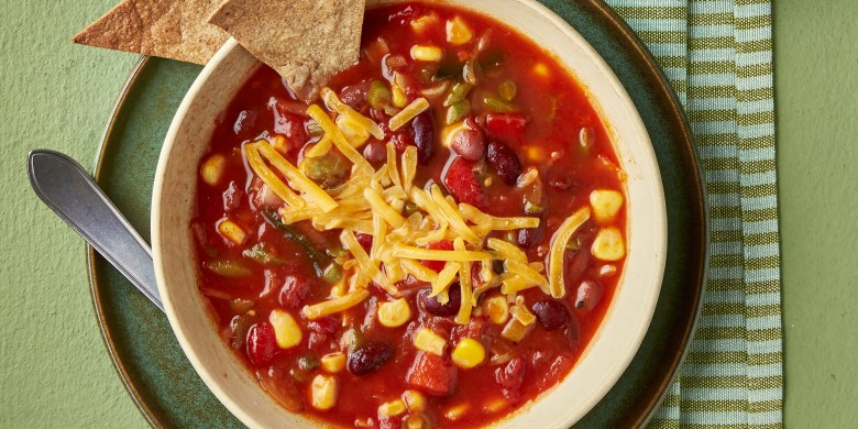 Mexicaanse bonensoep met volkorennacho's