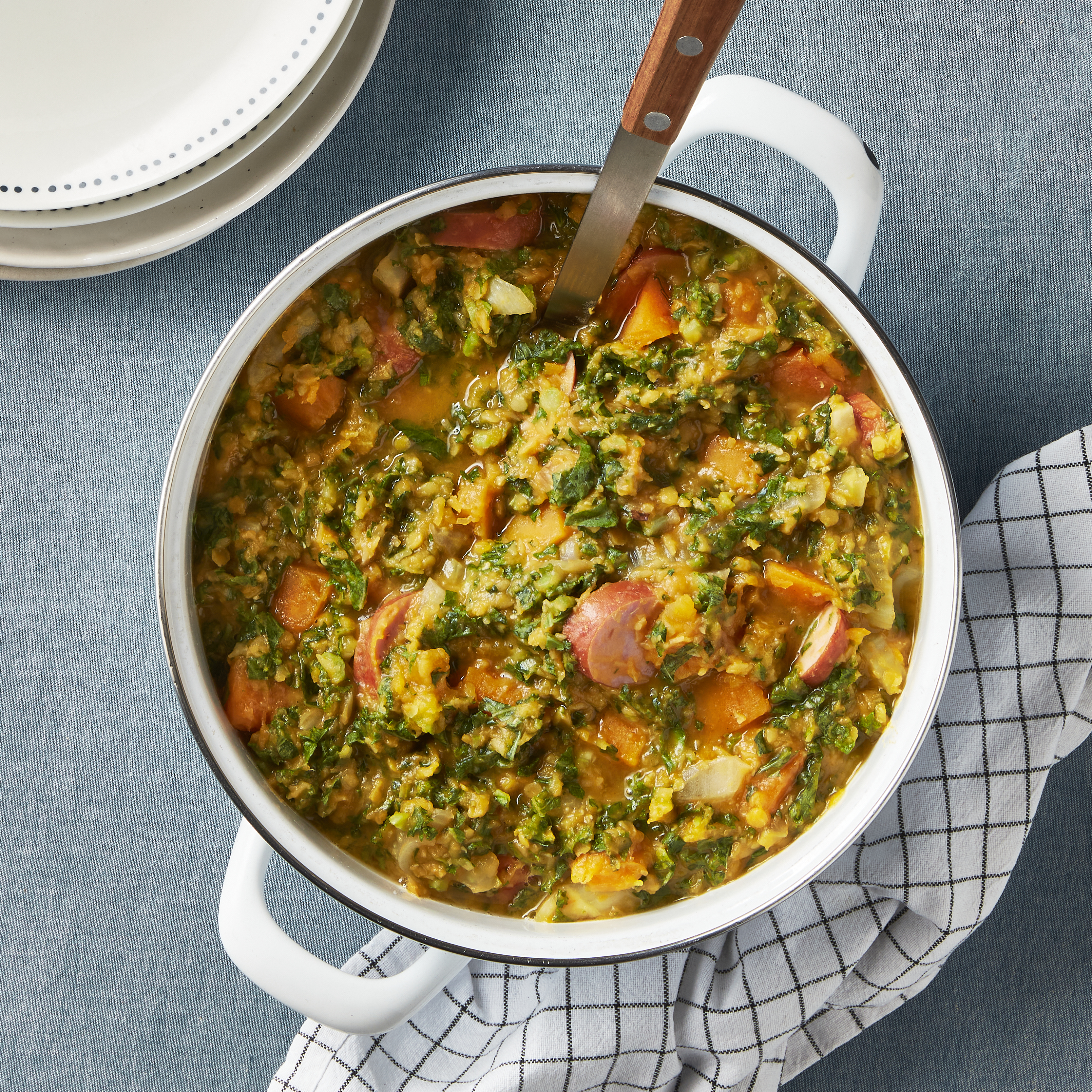 Pompoenstoof met rode linzen en rookworst