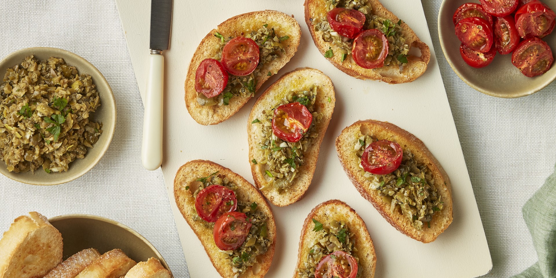 Crostini met groene olijventapenade en gepofte tomaatjes