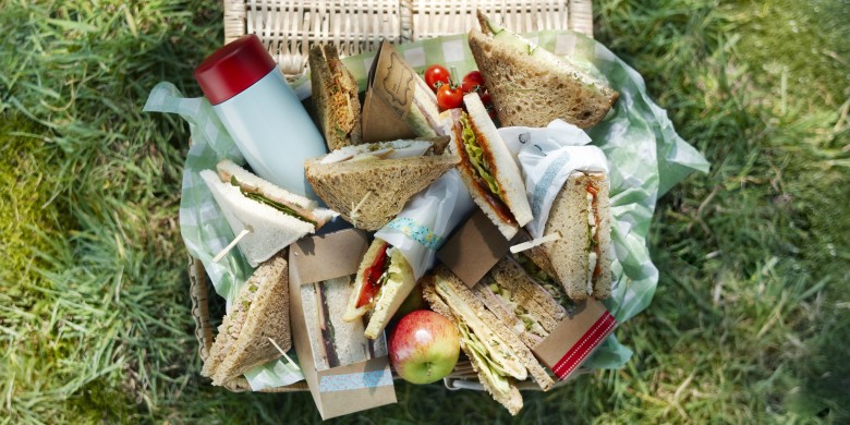 Sandwich met geitenkaas, biet en rucola