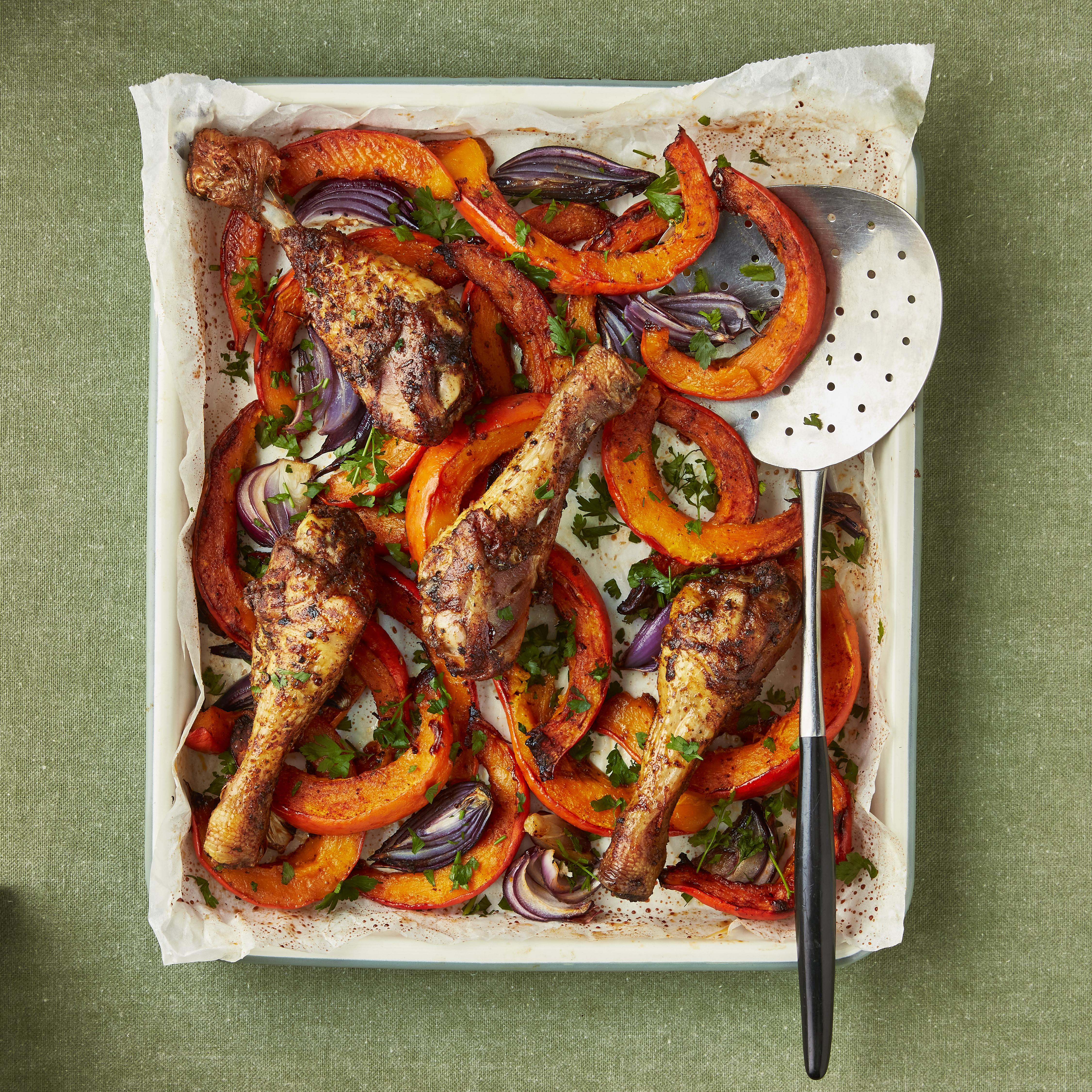 Traybake met pompoen en drumsticks