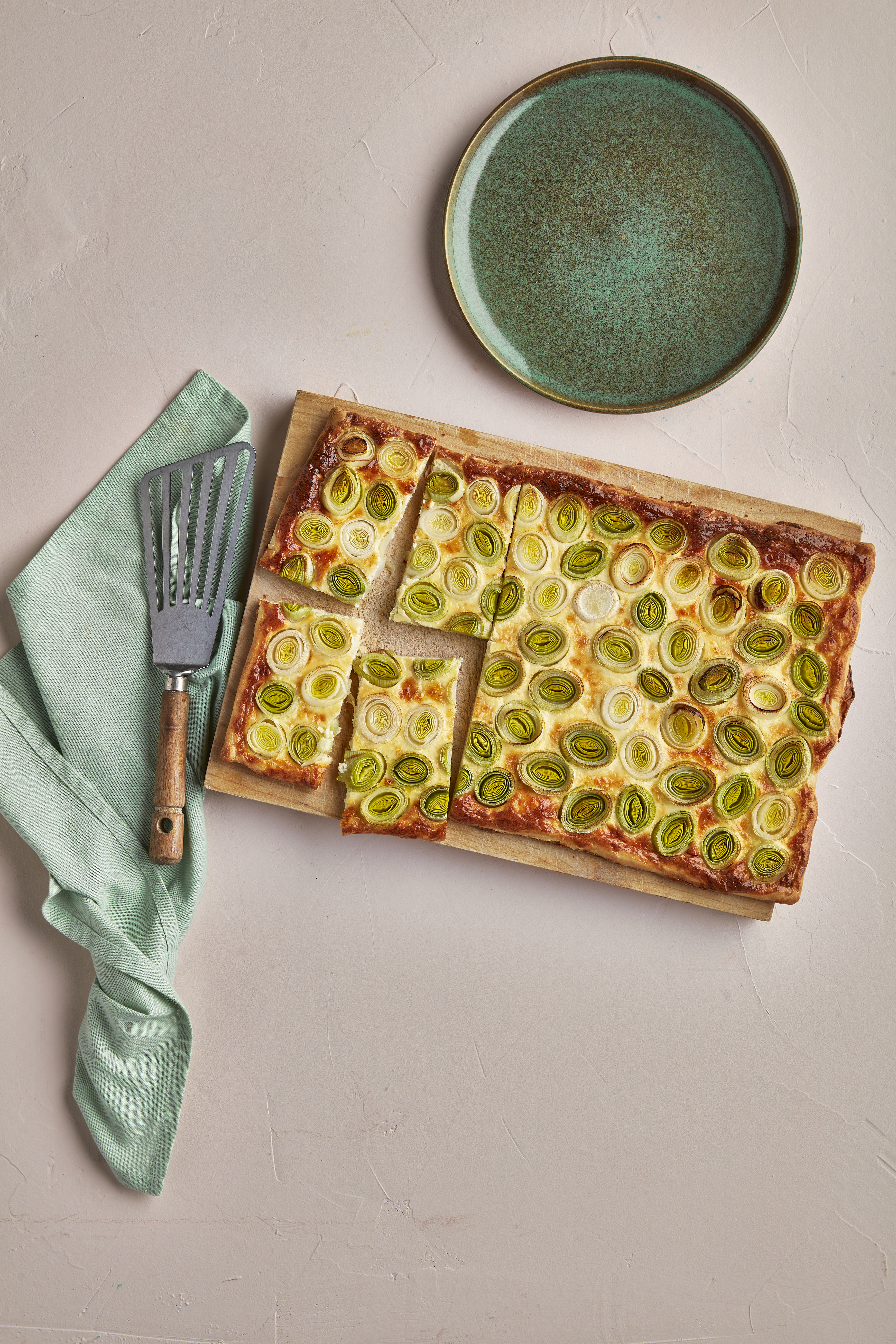 Plaattaart met prei en kaas