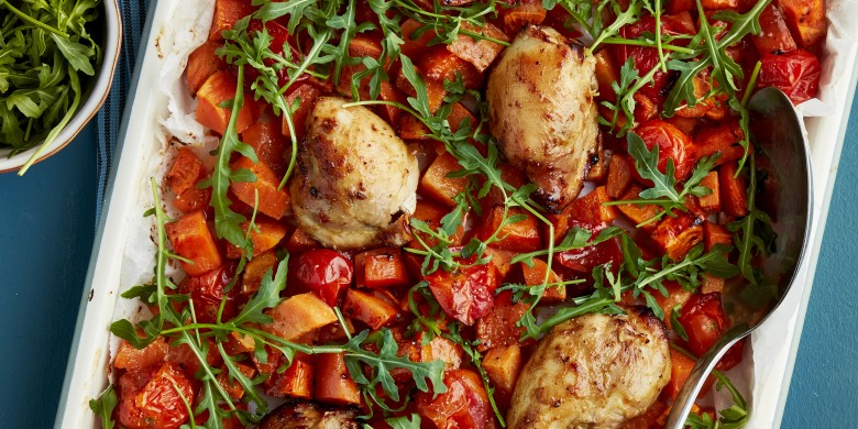 Traybake met citroenhoningkip, zoete aardappel en rucola