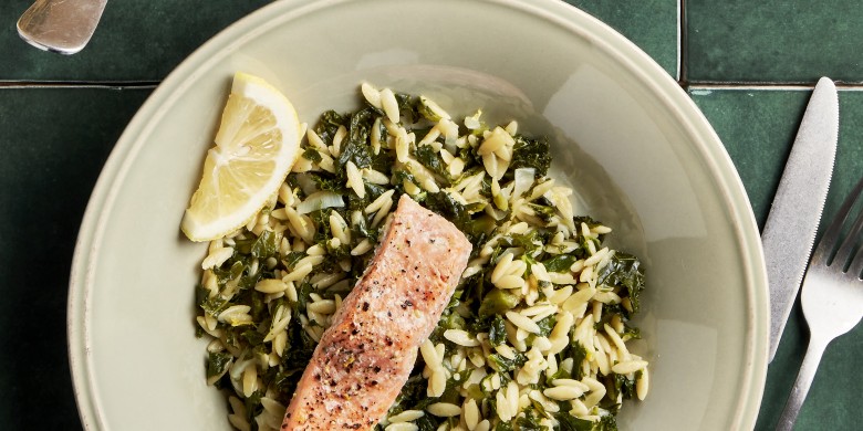 Orzo uit de oven met zalm en boerenkool