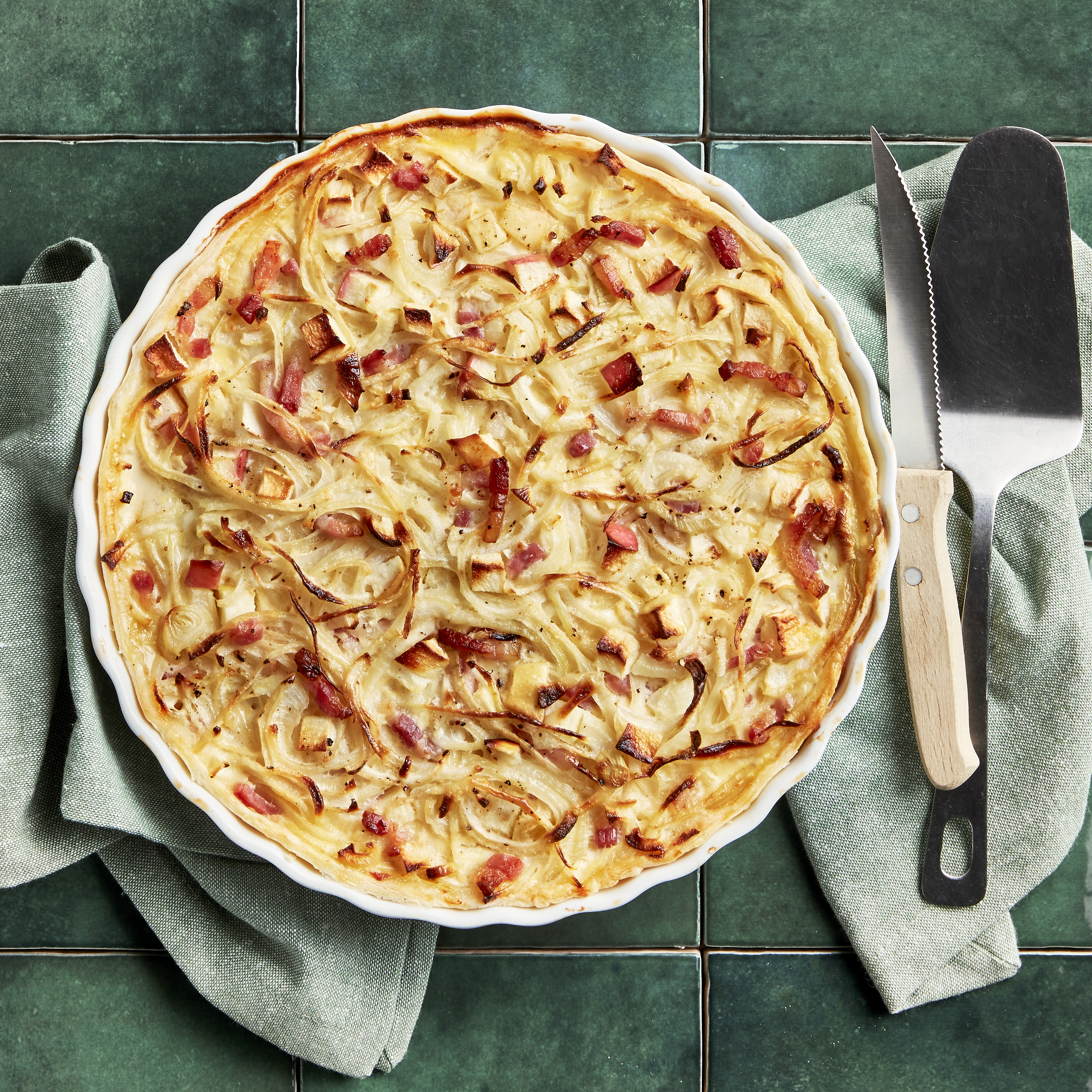 Uienquiche met spekjes en appel