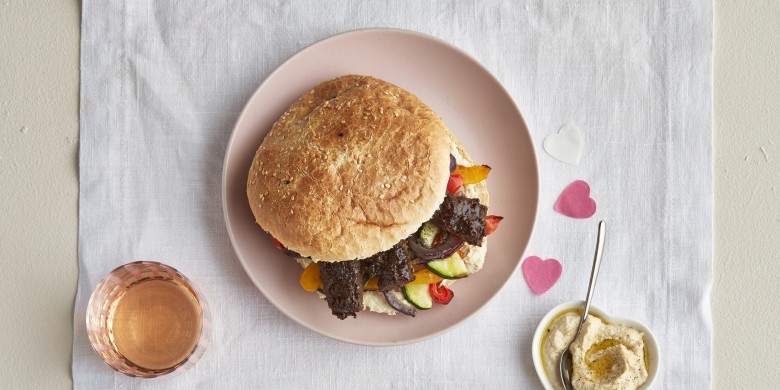 Kebab traybake met Turks brood en hummus 