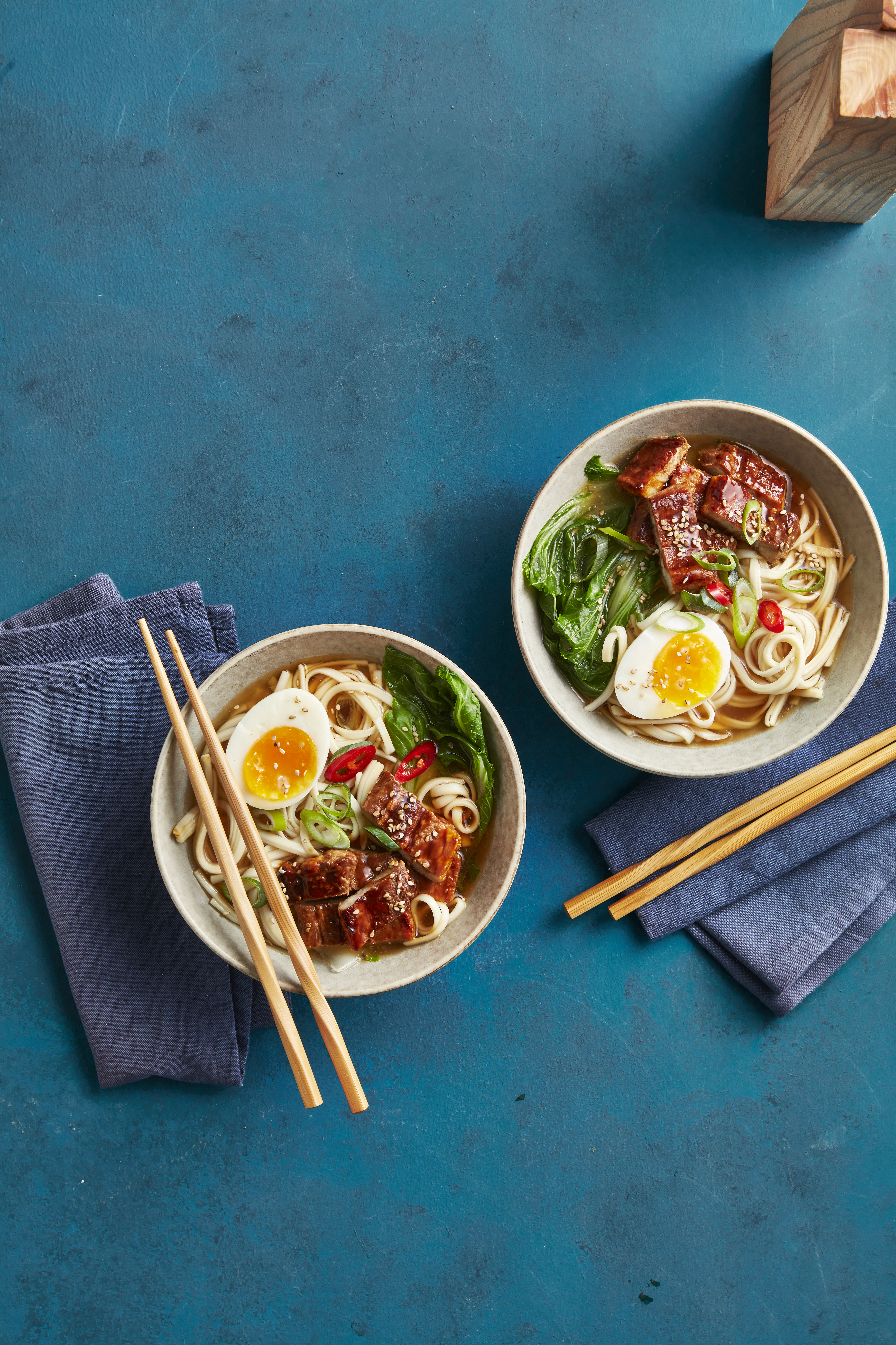 Snelle noodlesoep met sticky speklapjes