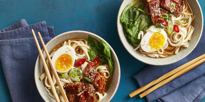 Snelle noodlesoep met sticky speklapjes