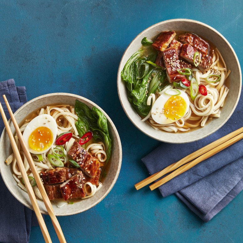 Snelle noodlesoep met sticky speklapjes