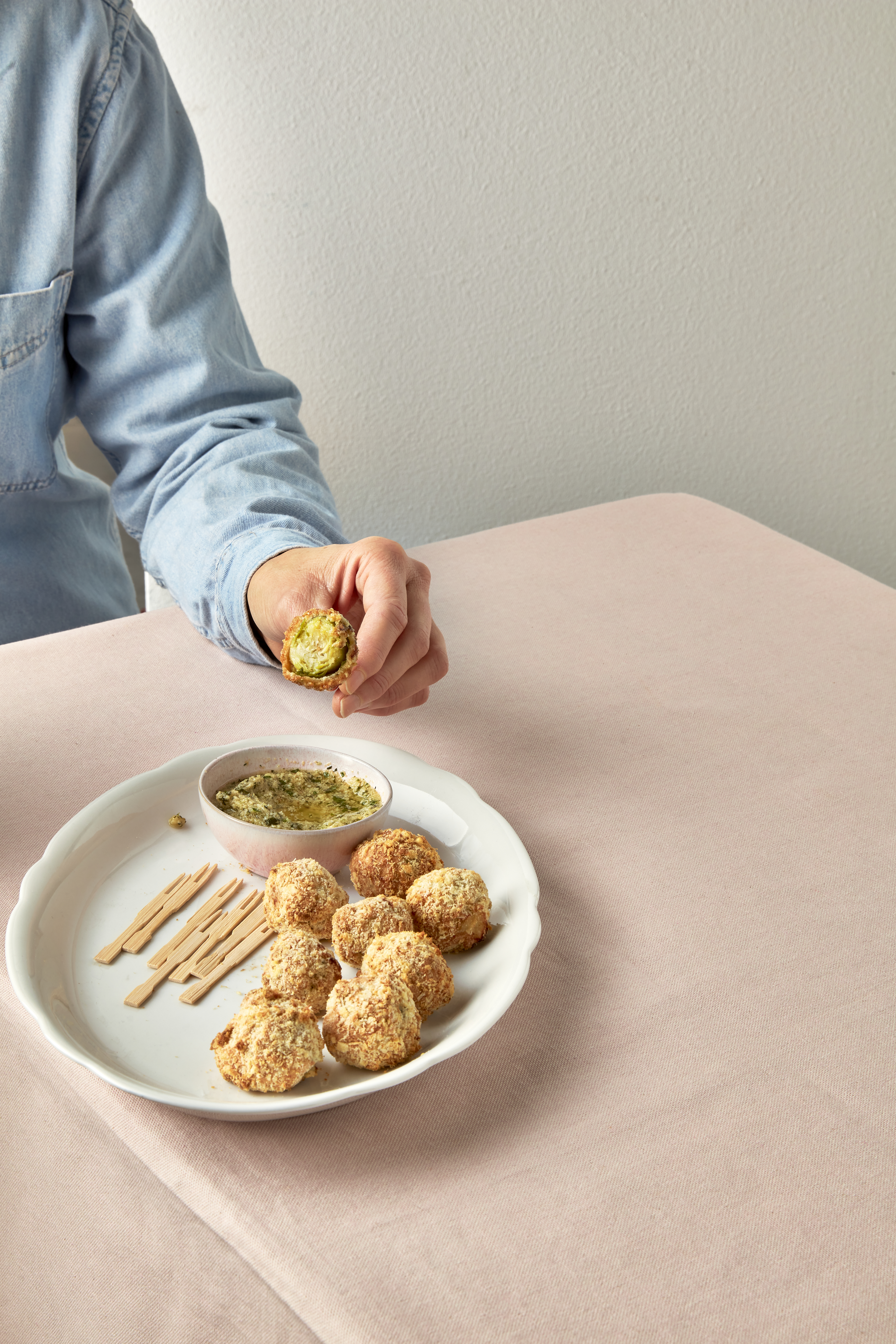 Krokante spruitjes uit de airfryer met pestodip