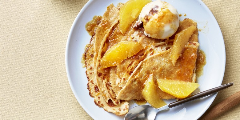 Pannenkoeken met sinaasappelkaramelsaus en karamel-ijs