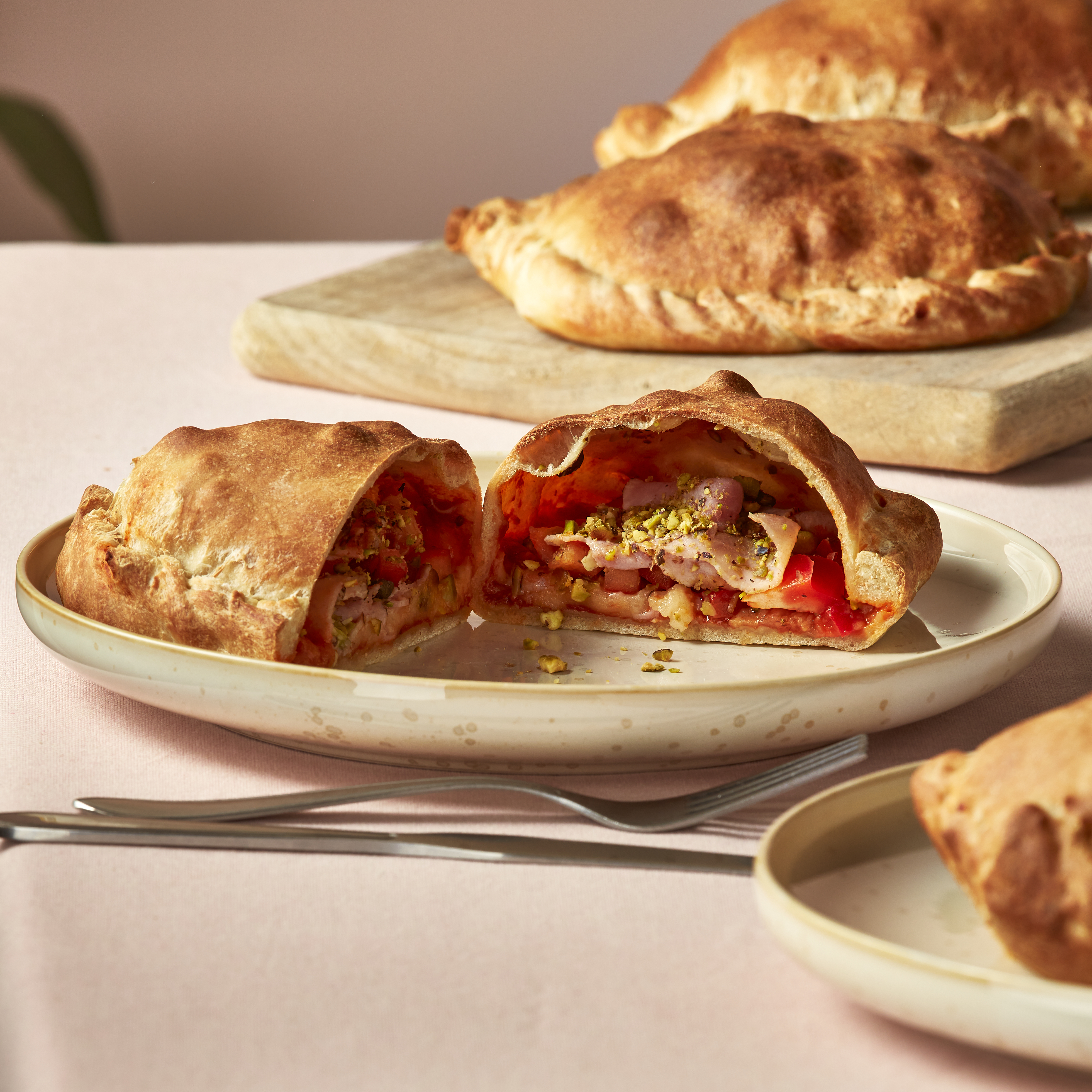 Calzone met mozzarella, ham en pistache