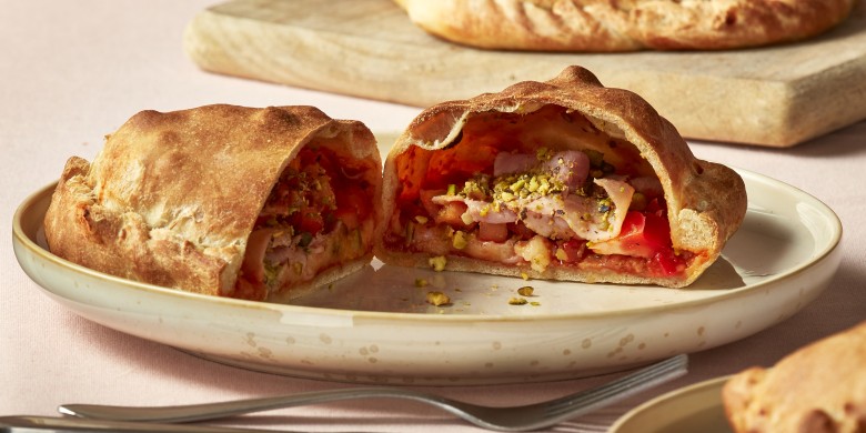 Calzone met mozzarella, ham en pistache