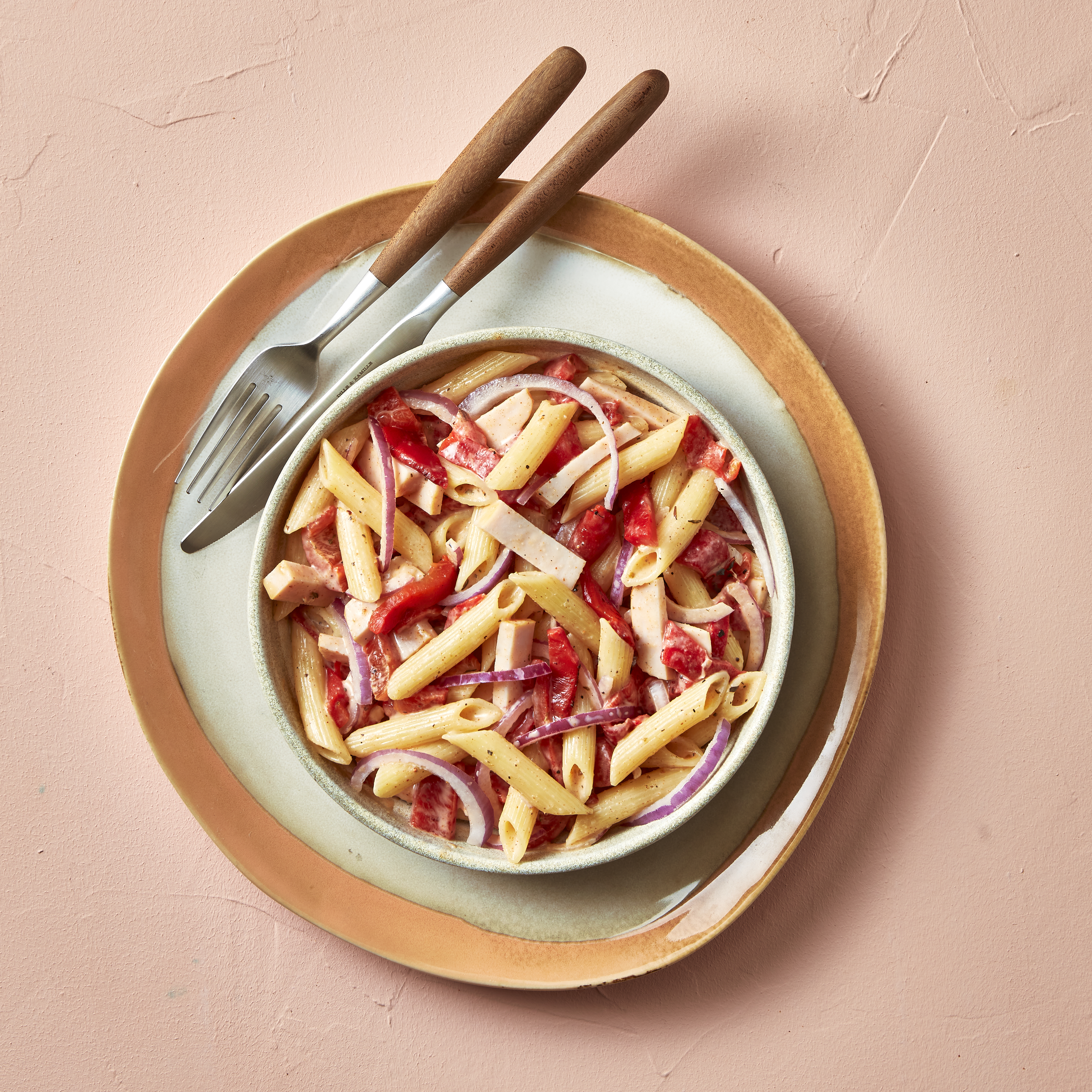 Pastasalade met gerookte kip en gegrilde paprika